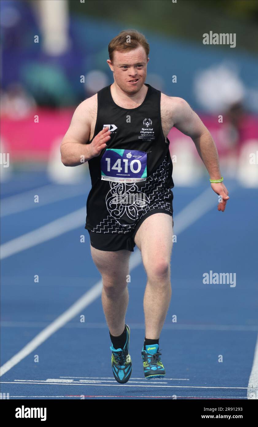 Berlino, Germania. 21 giugno 2023. L'atleta neozelandese Jamie Davidson gareggia su un livello di 100 m nei quarti di finale A durante i Giochi olimpici speciali mondiali di Berlino 2023, il più grande evento sportivo inclusivo al mondo in cui migliaia di atleti con disabilità intellettiva competono insieme in 26 sport dal 17 al 25 giugno 2023. Credito: Isabel Infantes/Empics/Alamy Live News Foto Stock