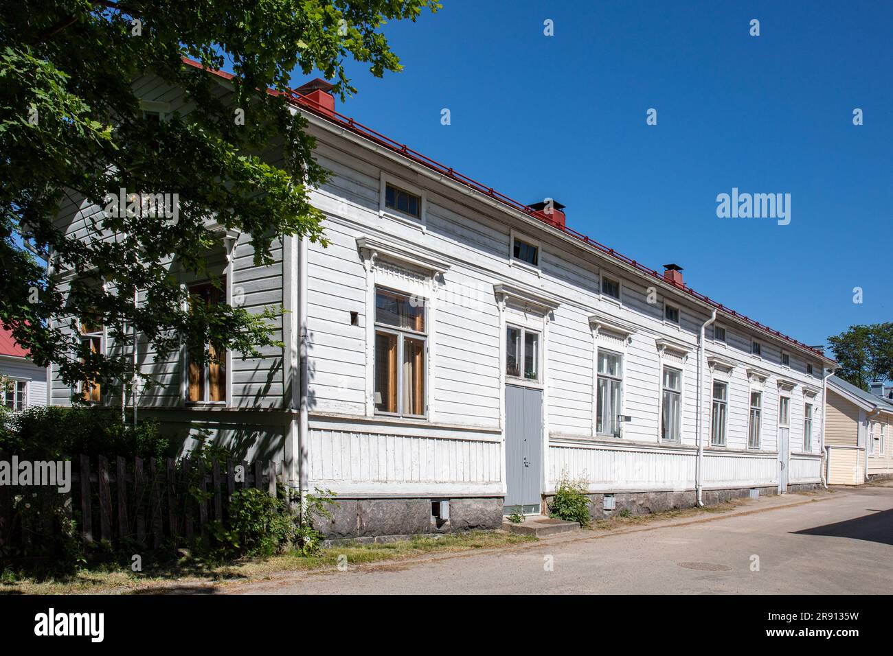 Vecchio edificio residenziale in legno a Brunnsgatan 2 o Kaivokatu 2 in una soleggiata giornata estiva a Barckens udde, la città vecchia di Ekenäs o Tammisaari, Finlandia Foto Stock