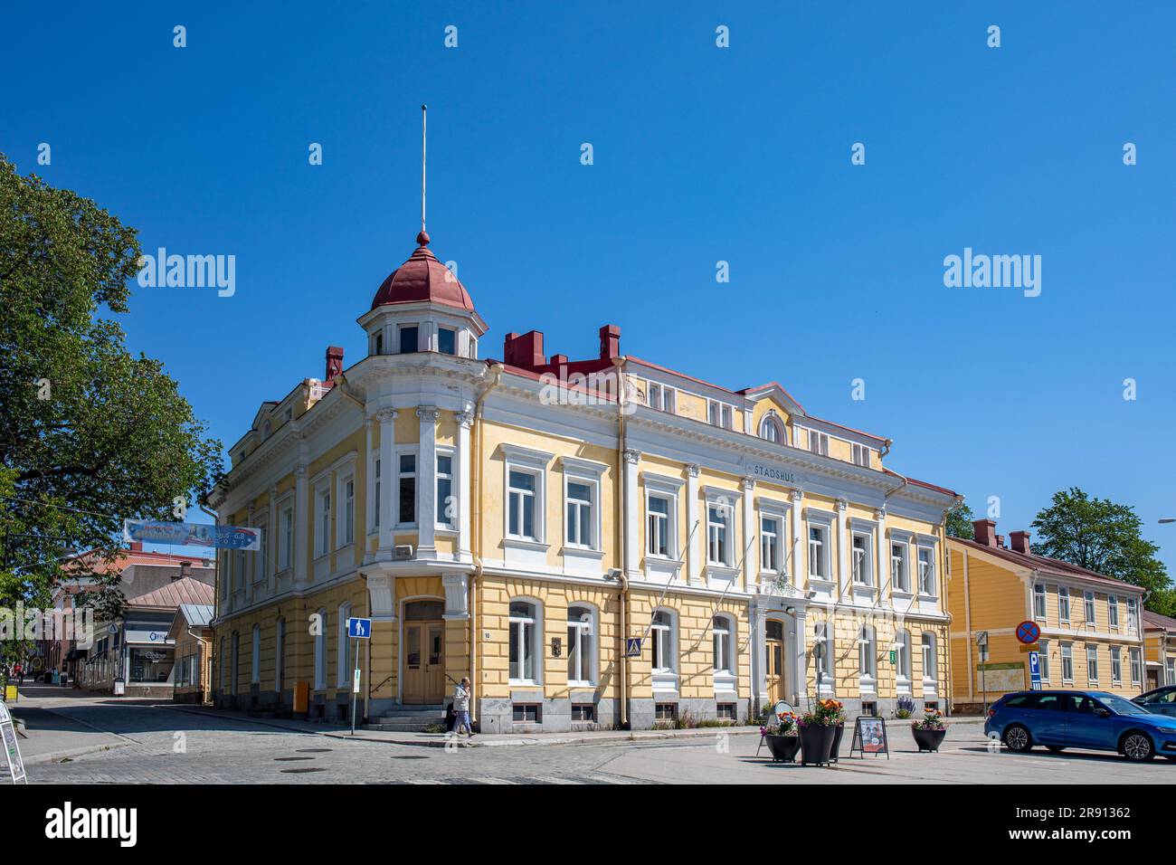 Vecchio municipio o municipio contro il cielo azzurro in una soleggiata giornata estiva a Tammisaari o Ekenäs, Finlandia Foto Stock