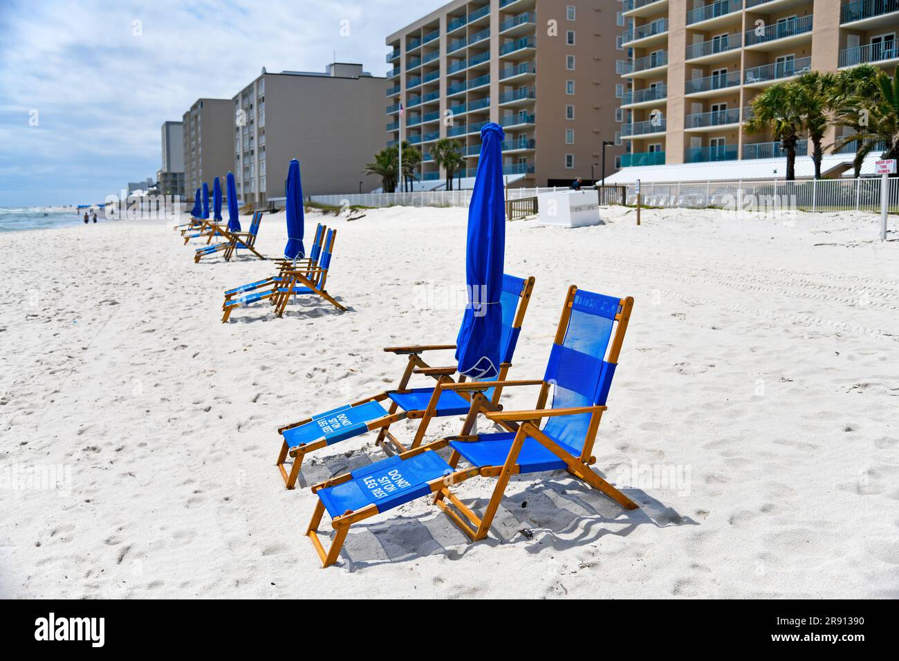 Sedie Blue Beach con ombrello su White Sand Beach Foto Stock