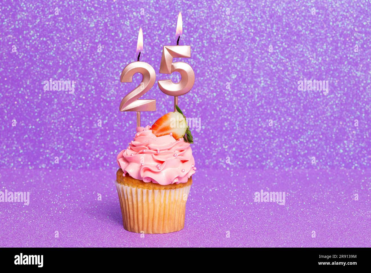 Cupcake con numero per la celebrazione del compleanno o dell'anniversario; numero 25 Foto Stock