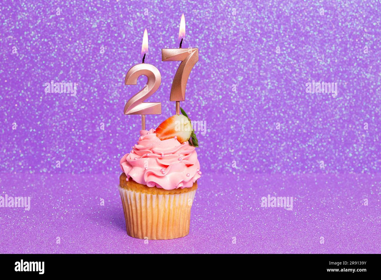 Cupcake con numero per la celebrazione del compleanno o dell'anniversario; numero 27 Foto Stock