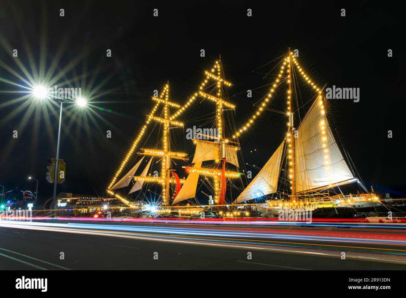 Star of India, storico veliero nel museo marittimo di San Diego di notte, California Foto Stock