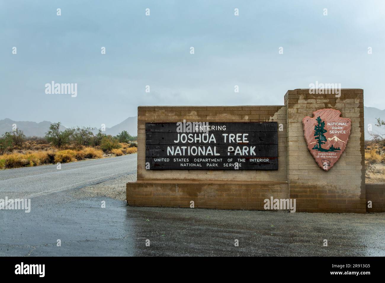 Ingresso al Joshua Tree National Park, giorno di pioggia, California Foto Stock