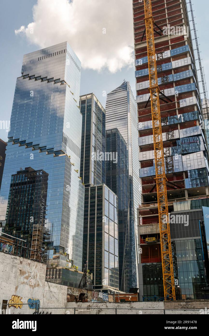 Edifici all'interno e vicino allo sviluppo di Hudson Yards a New York domenica 18 giugno 2023. (© Richard B. Levine) Foto Stock