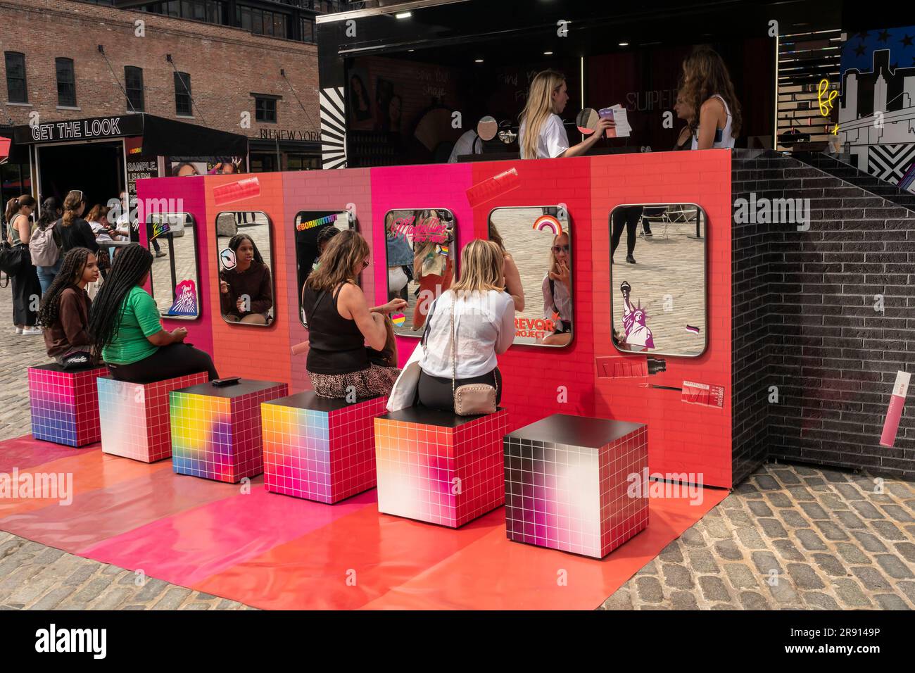 L'attivazione del famoso marchio Maybelline nel quartiere Meatpacking di New York martedì 20 giugno 2023. I visitatori sono stati trattati con campioni di prodotti gratuiti e altre attrazioni. La promozione Gay Pride era per il Trevor Project, un'organizzazione per la prevenzione del suicidio LGBTQ+. Maybelline è un marchio di LÕOreal. (© Richard B. Levine) Foto Stock