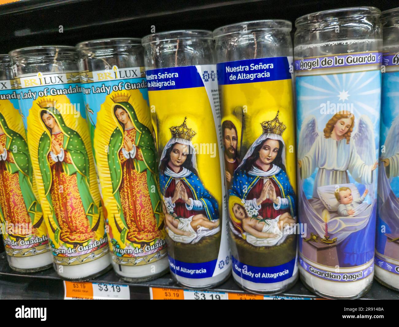 Le candele utilizzate nella pratica della religione Santeria sono viste in vendita in un supermercato lunedì 19 giugno 2023. (© Richard B. Levine) Foto Stock