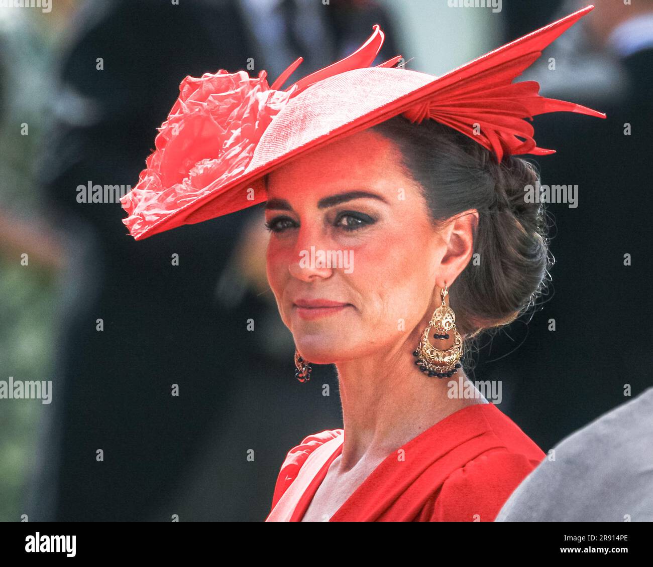 Ascot, Berkshire, Regno Unito. 23 giugno 2023. Catherine, la Principessa di Galles, parla con i partecipanti con Guglielmo, il Principe di Galles. Catherine indossa un vestito rosso Alexander McQueen e un cappello Treacy. La processione reale con la famiglia reale e i loro ospiti in carrozza si fa strada attraverso l'anello di sfilata al Royal Ascot il quarto giorno dell'evento ippico. I membri della famiglia reale si mescolano sul prato prima di trasferirsi al recinto reale. Crediti: Imageplotter/Alamy Live News Foto Stock