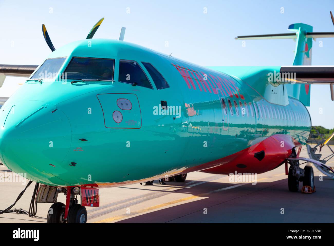 Kiev, Ucraina - 27 giugno 2020: Aereo ATR 72-212A compagnia aerea Windrose. Velivolo aereo passeggeri turboelica a medio raggio. Aeroporto internazionale. Aereo ucraino. Passerella. Foto Stock