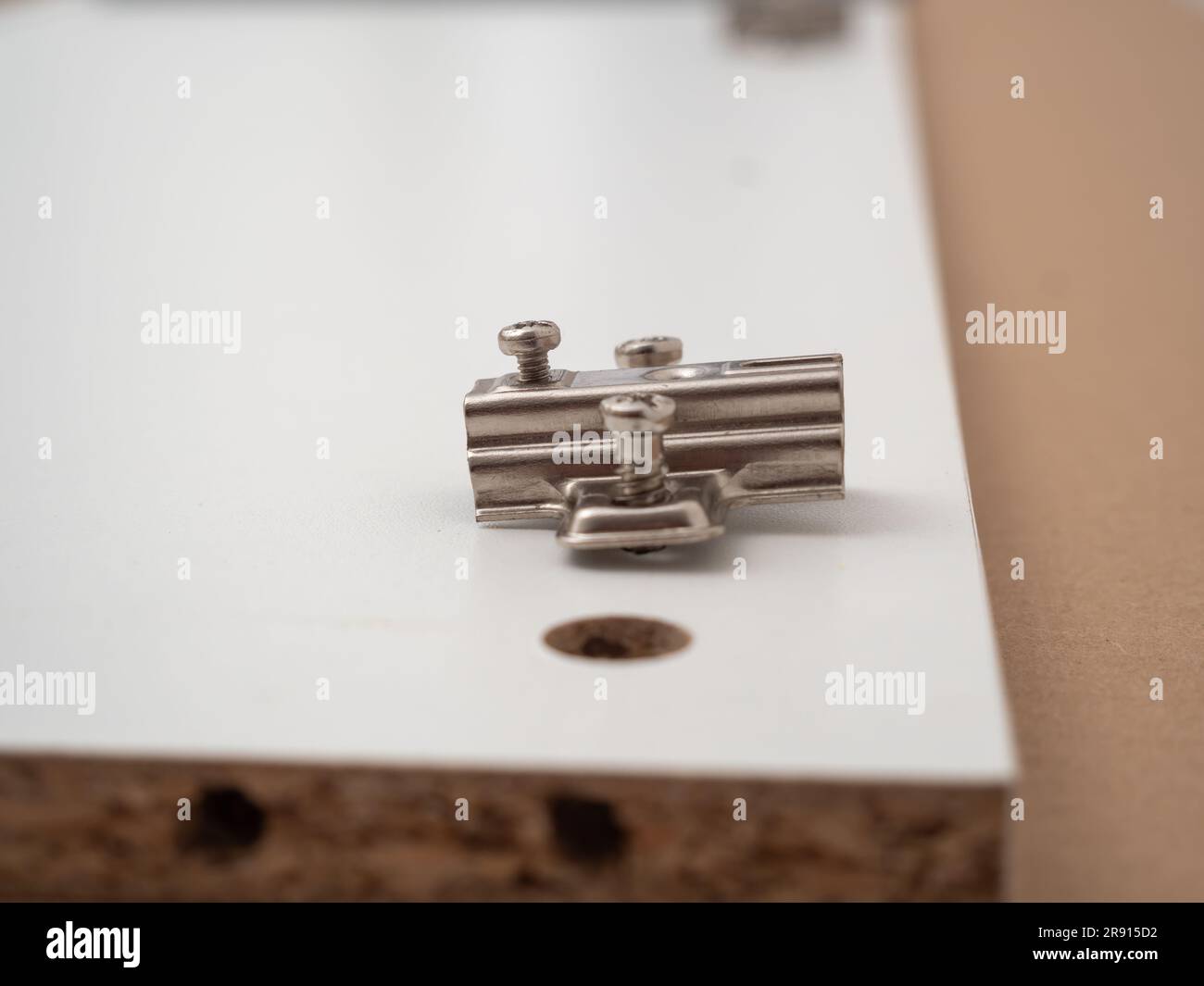 Mobili e utensili in fase di assemblaggio. Montaggio di mobili. Foto Stock