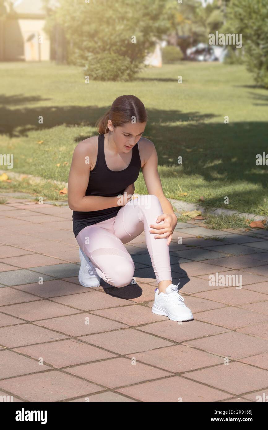 L'atleta sperimenta dolore acuto al suo fianco durante la corsa. Foto Stock