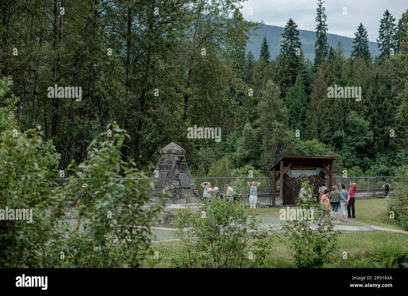 I turisti visitano il sito dove l'ultimo picco è stato guidato collegando la costa canadese alla costa in treno. Foto Stock
