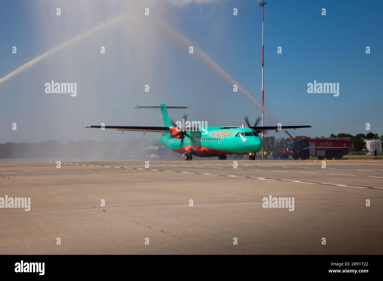 Kiev, Ucraina - 27 giugno 2020: Aereo ATR 72-212A Winrose. Velivolo velivolo passeggeri a medio raggio turboprop. Aeroporto Internazionale di Boryspil. Aereo ucraino. Pista. Foto Stock