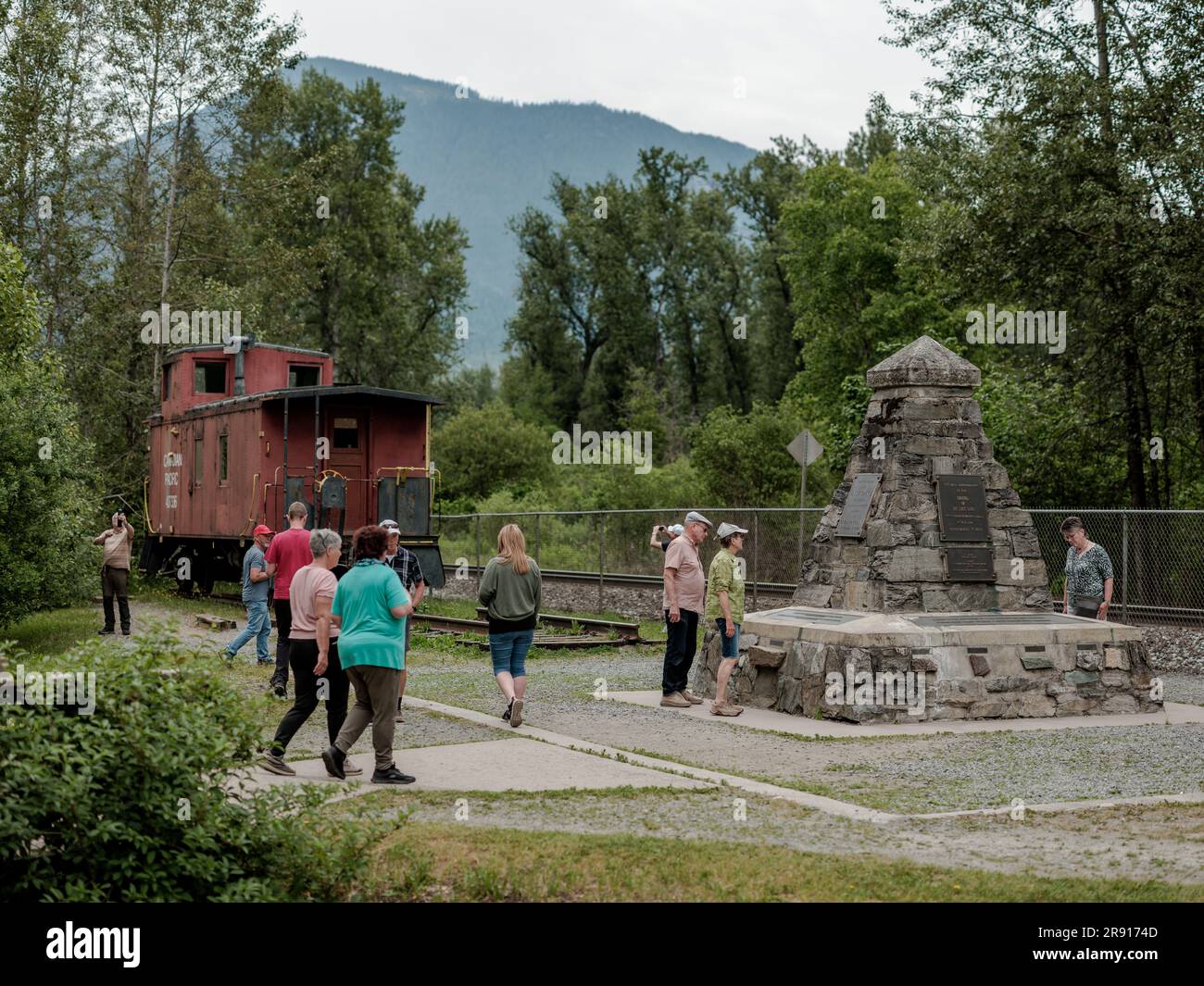 I turisti visitano il sito dove l'ultimo picco è stato guidato collegando la costa canadese alla costa in treno. Foto Stock