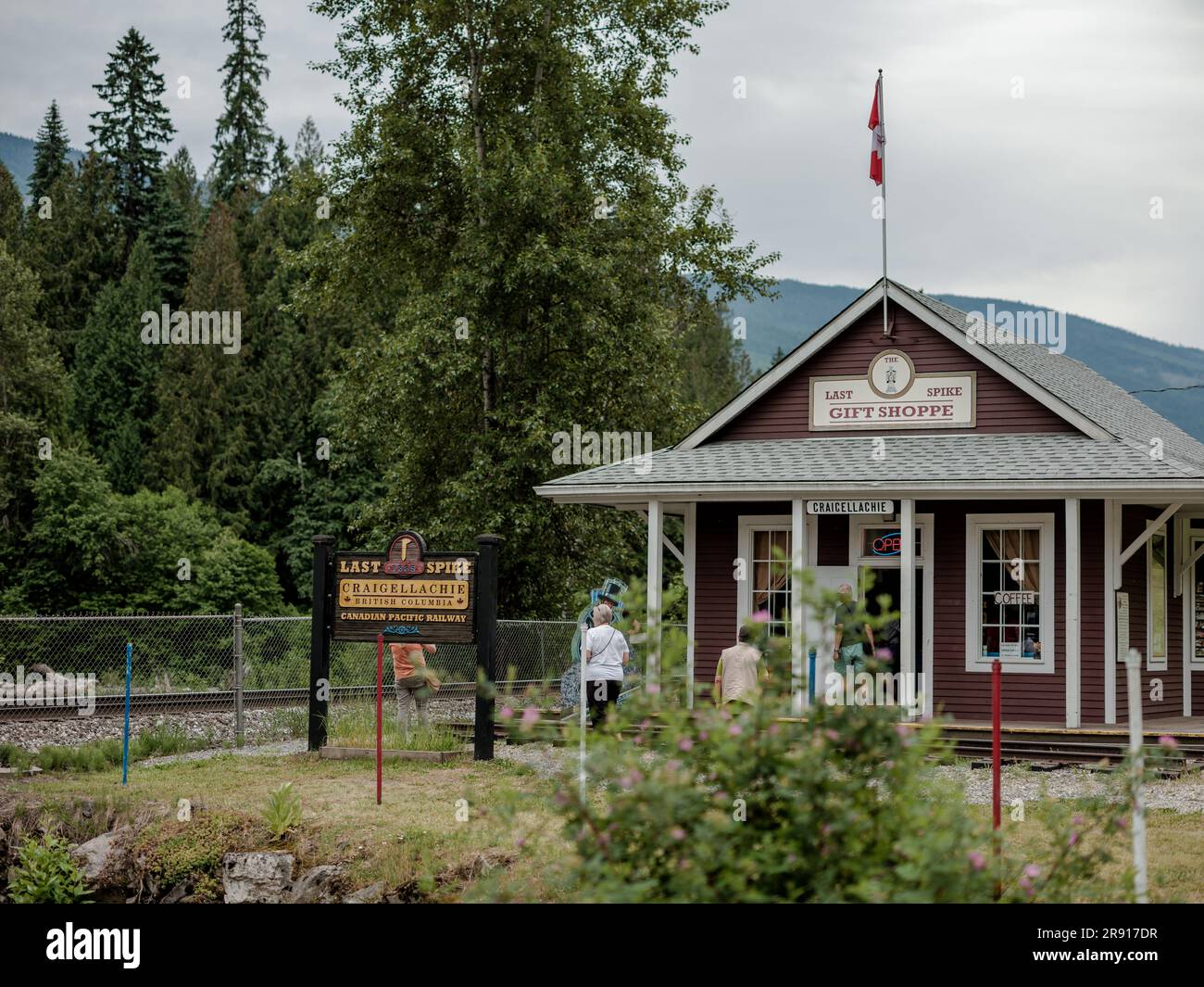 I turisti visitano il sito dove l'ultimo picco è stato guidato collegando la costa canadese alla costa in treno. Foto Stock
