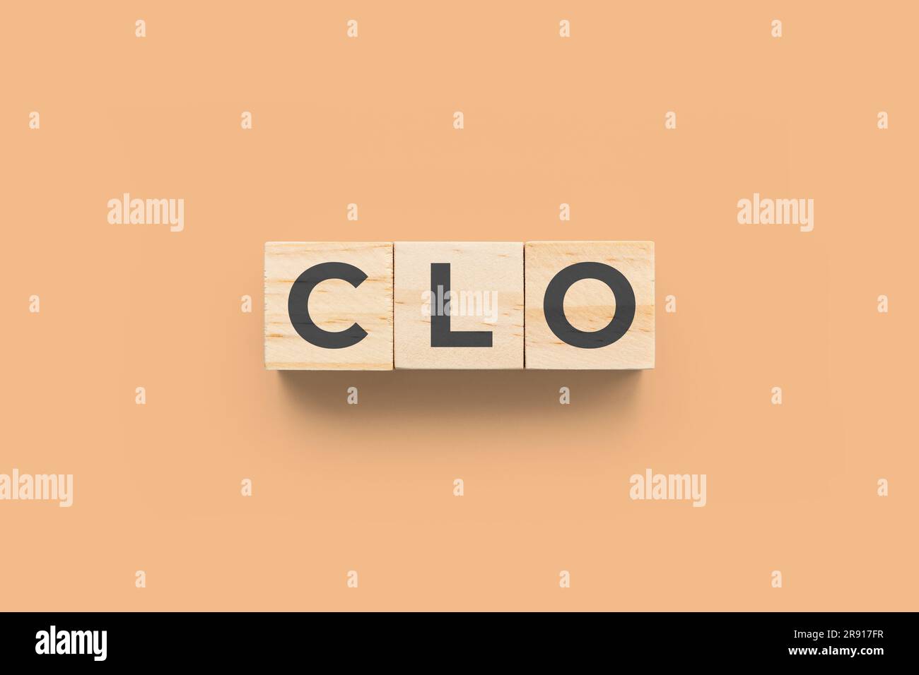 CLO (Chief Legal Officer) cubi di legno su sfondo arancione Foto Stock