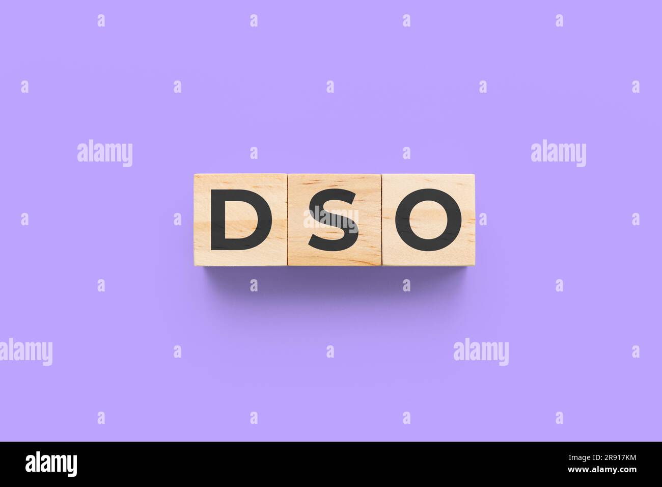 DSO (Days Sales Outstanding) cubi di legno su sfondo viola Foto Stock