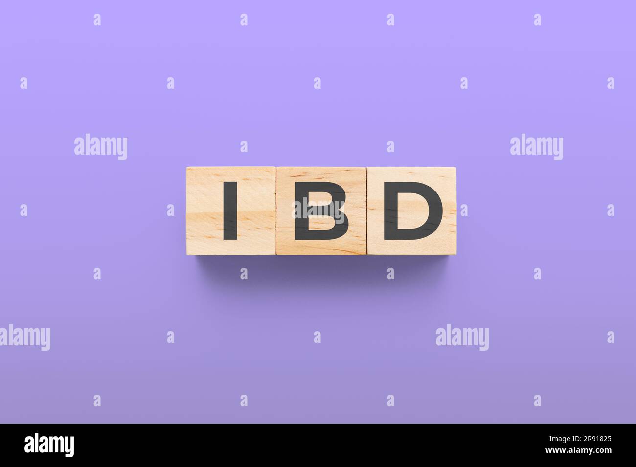 IBD (malattia infiammatoria intestinale) cubi di legno su sfondo viola Foto Stock