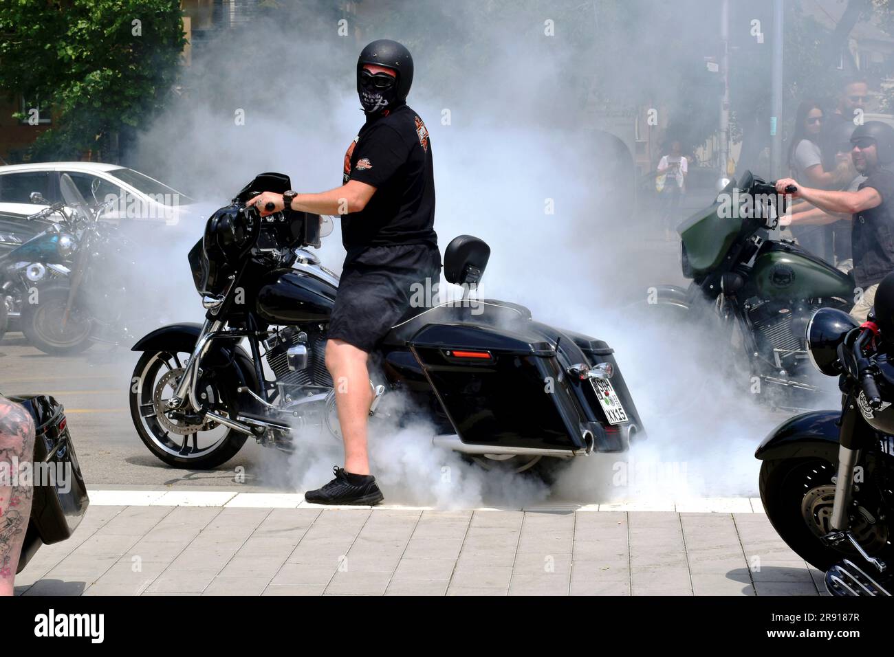 Budapest, 23 giugno: Festival motociclistico Harley Davidson. Anniversario HD120. motociclisti in uno stadio da concerto. il pilota crea fumo. Audio Harley potente ed esclusivo Foto Stock