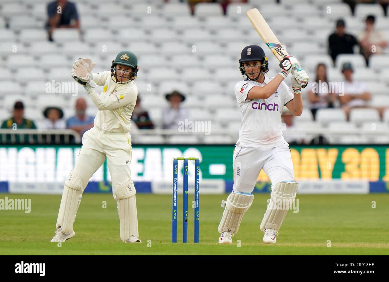 L'inglese Nat Sciver-Brunt batte durante il secondo giorno della prima partita di test Women's Ashes a Trent Bridge, Nottingham. Data foto: Venerdì 23 giugno 2023. Foto Stock