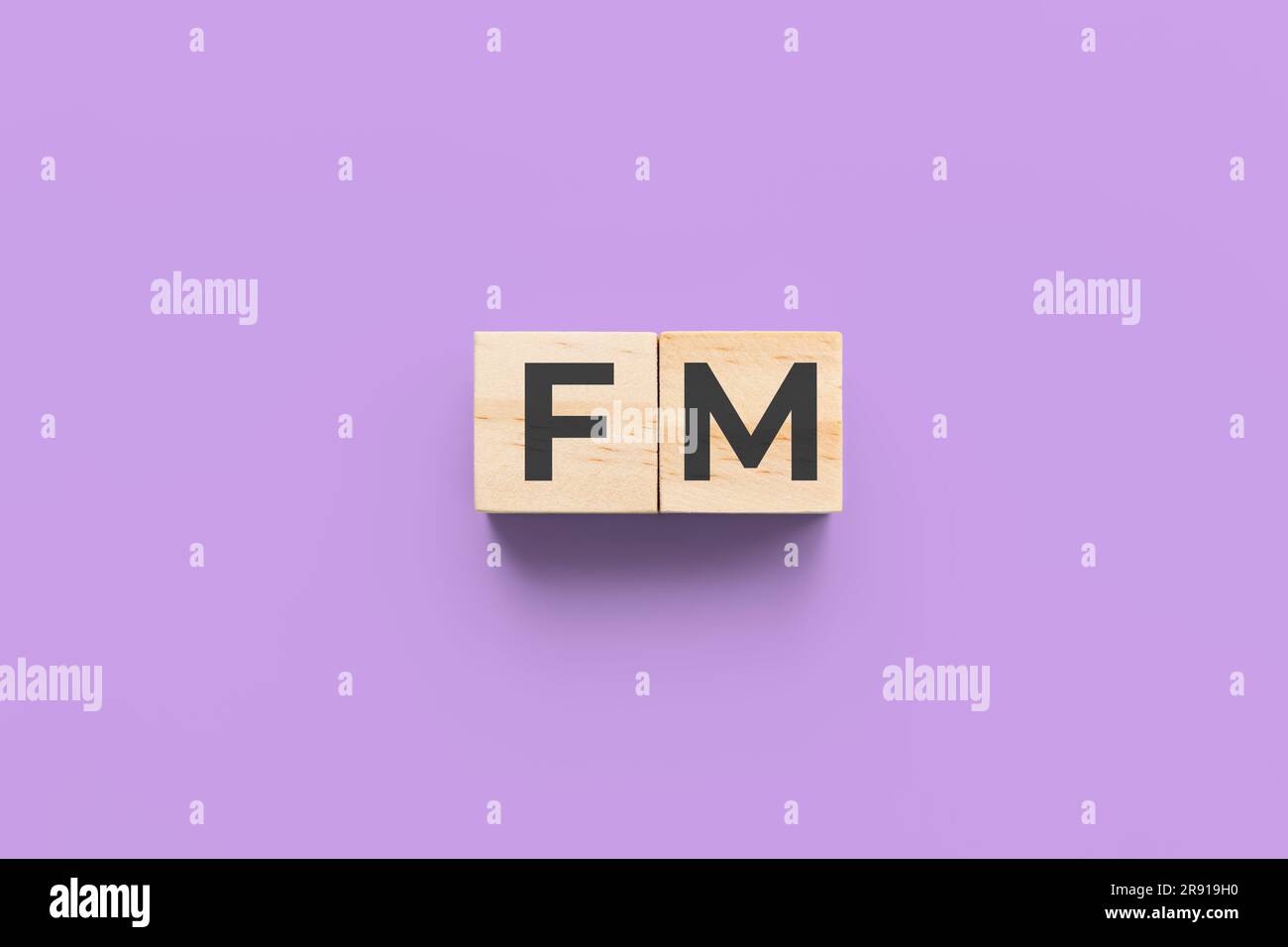 FM (Fibromialgia) cubi di legno su sfondo viola Foto Stock