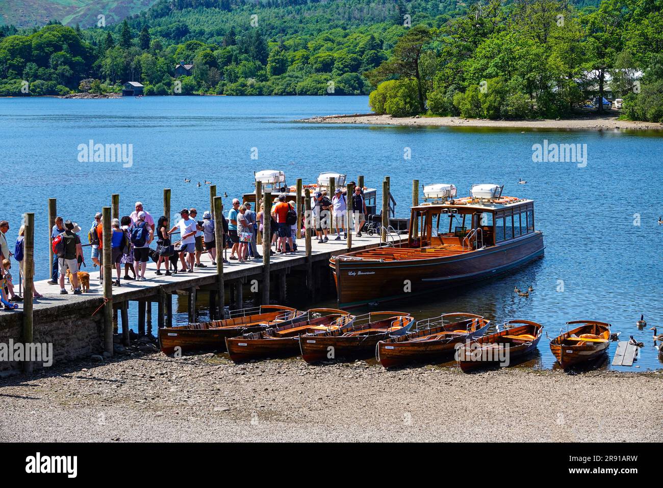 Le code per il traghetto, Derwent Water, Keswick, popolare il Lake District inglese, Cumbria, a giugno, tempo estivo Foto Stock