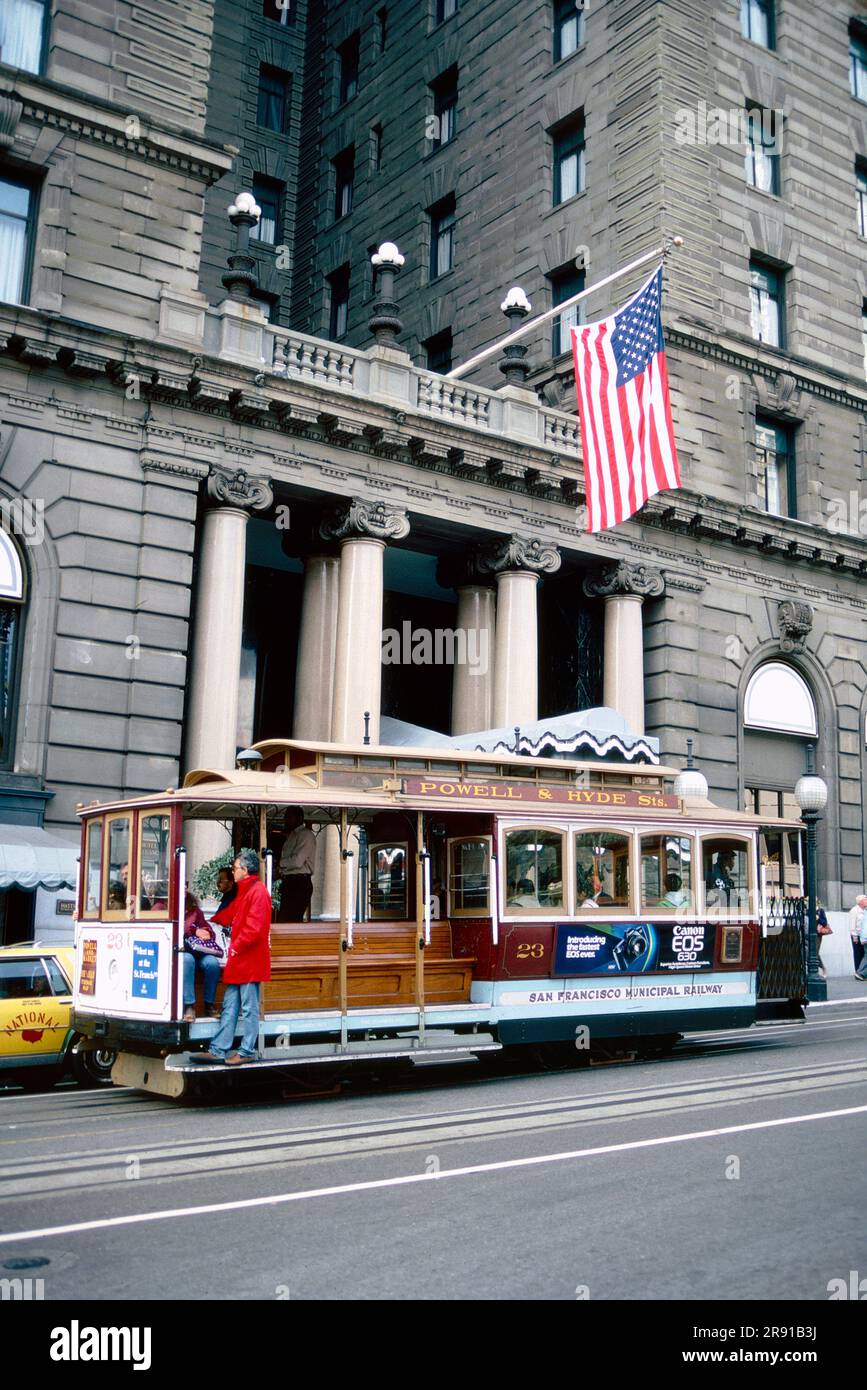 Funivia di Powell Street, scendendo da Nob Hill, San Francisco, California Foto Stock