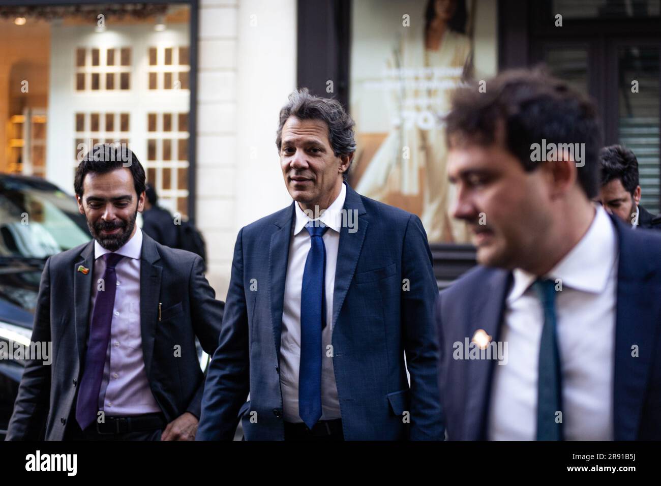 Parigi, Francia. 22 giugno 2023. Fernando Haddad, ministro dell'economia del Brasile, ha visto lasciare l'hotel dove stava. Il presidente del Brasile Lula da Silva ha visitato Parigi per un vertice economico con un focus ambientale. È stato ricevuto alla porta dell'Hotel Intercontinental Paris le Grand dal gruppo carnevale Cabaret Gandaia, fondato a Parigi. (Foto di Telmo Pinto/SOPA Images/Sipa USA) credito: SIPA USA/Alamy Live News Foto Stock