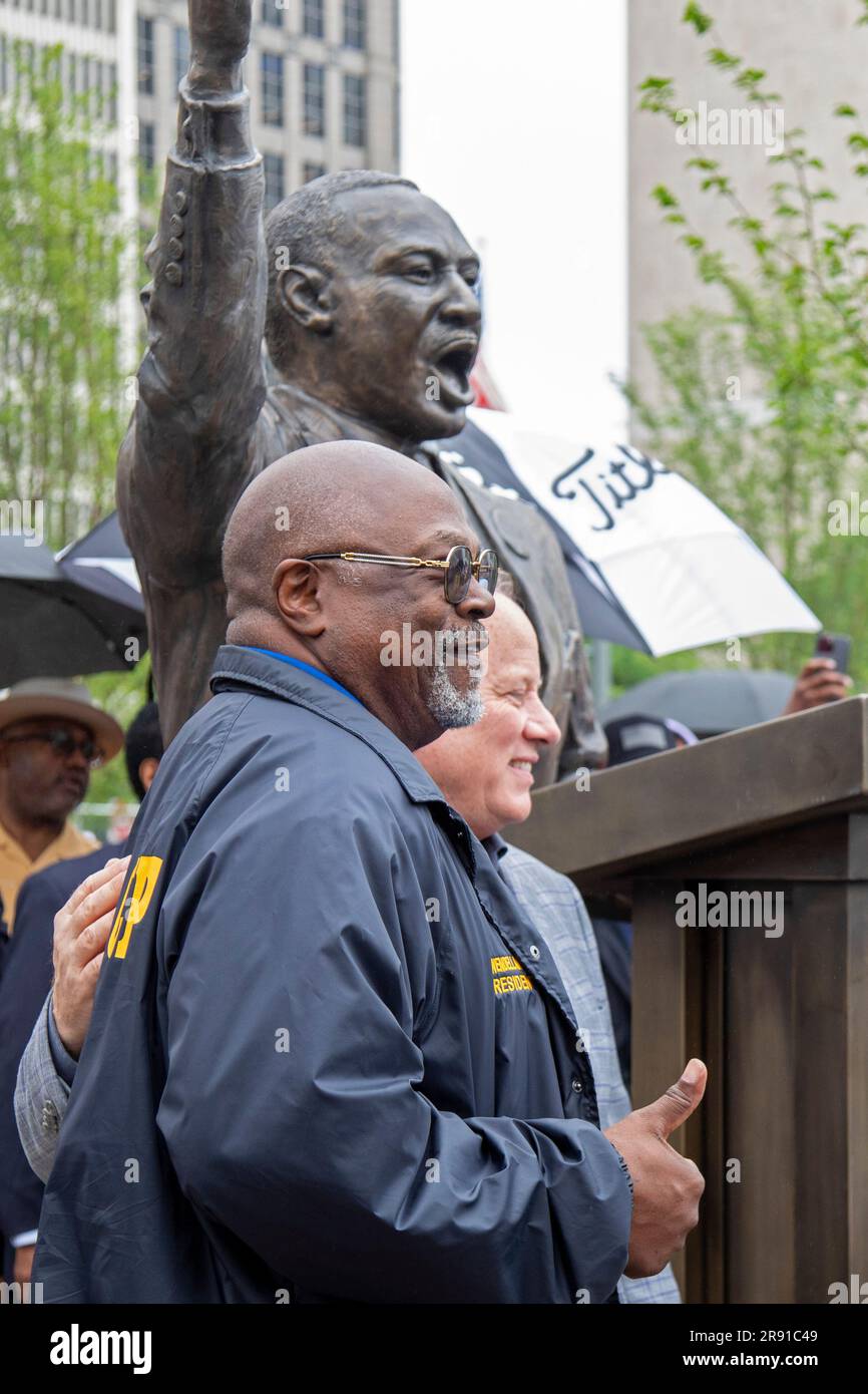 Detroit, Michigan, USA. 23 giugno 2023. Il presidente del NAACP di Detroit Wendell Anthony e il sindaco di Detroit Mike Duggan posero accanto a una statua di bronzo del leader dei diritti civili Martin Luther King Jr. La statua è stata inaugurata nel centro di Detroit in occasione dell'anniversario della Walk to Freedom del 1963. Sessant'anni prima, King guidò una marcia di oltre 100.000 anni lungo Woodward Avenue e diede una prima versione del suo famoso discorso "i Have a Dream". La statua è stata creata dall'artista dello Utah Stan Watts. Crediti: Jim West/Alamy Live News Foto Stock