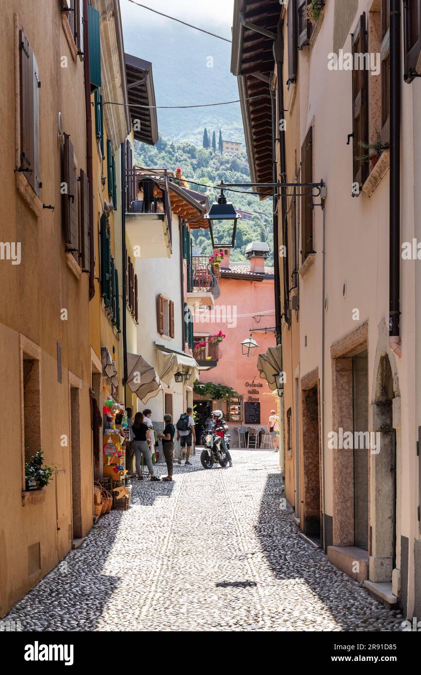 Strada stretta tradizionale a Malcesine, Lago di Garda, Italia, Europa Foto Stock