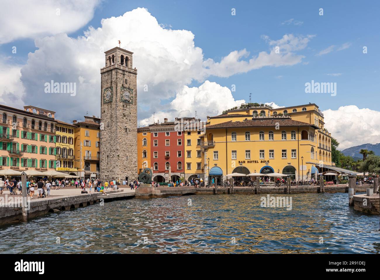 La Torre Apponale del XIII secolo, alta torre dell'orologio, domina Piazza III novembre. Molti caffè sul lungomare, Riva, Lago di Garda, Italia, Europa Foto Stock