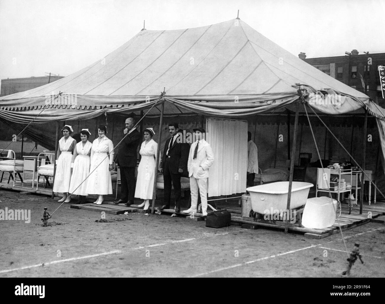 Jersey City, New Jersey: 2 luglio 1921 l'ospedale da campo allestito nell'arena di Boyle Thirty acre per l'incontro per il campionato di pugilato dei pesi massimi tra Jack Dempsey e Georges Carpentier. Il dottor John Nevin, (a sinistra) era al comando mentre il dottor Frank Boone, (a destra) era il chirurgo dell'ambulanza. Vi hanno partecipato 80.000 fan. Foto Stock