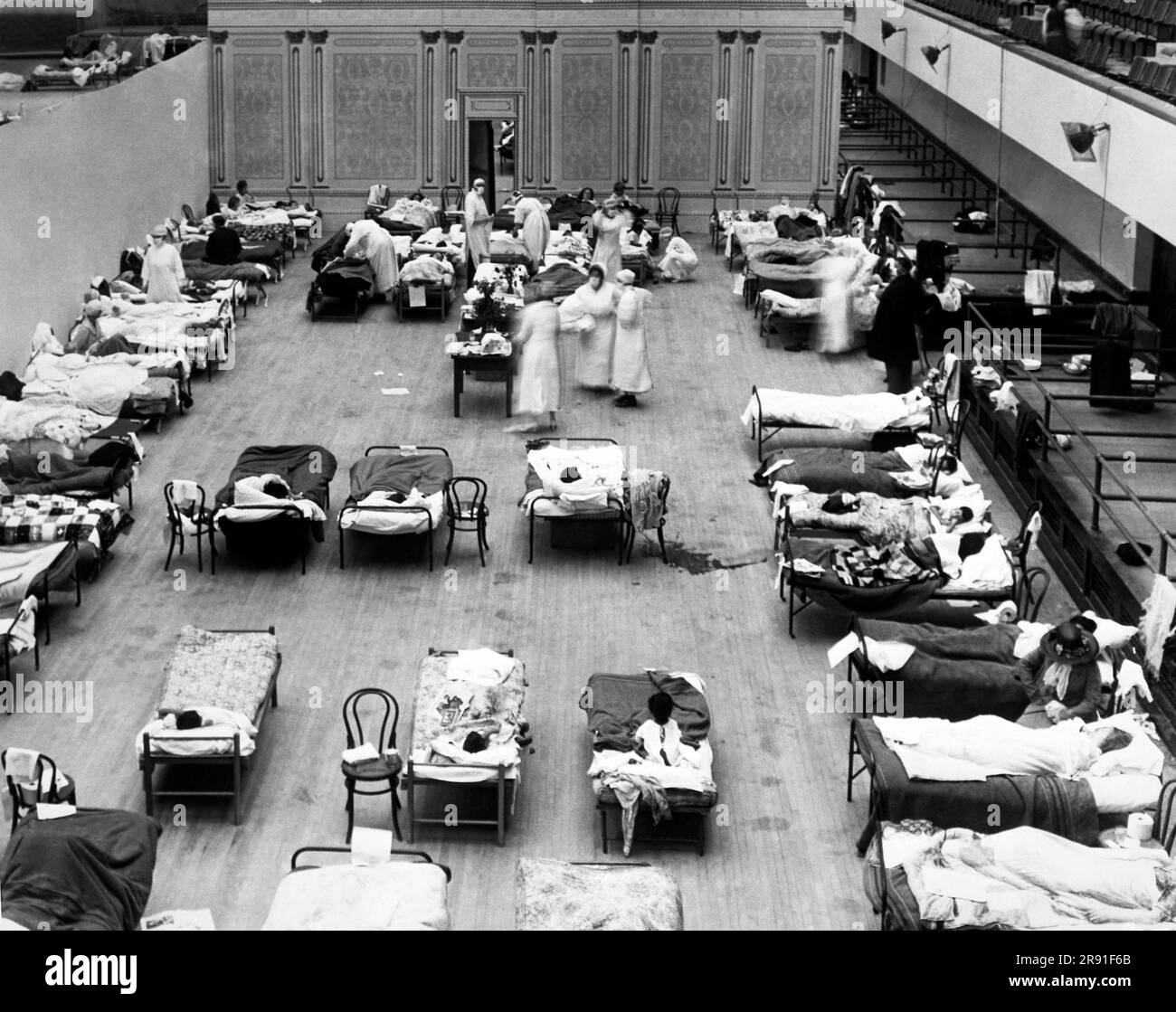 Oakland, California: 1918 l'Oakland Municipal Auditorium viene utilizzato come ospedale temporaneo con infermiere volontarie della Croce Rossa americana che si occupano dei malati durante la pandemia influenzale del 1918. Foto Stock