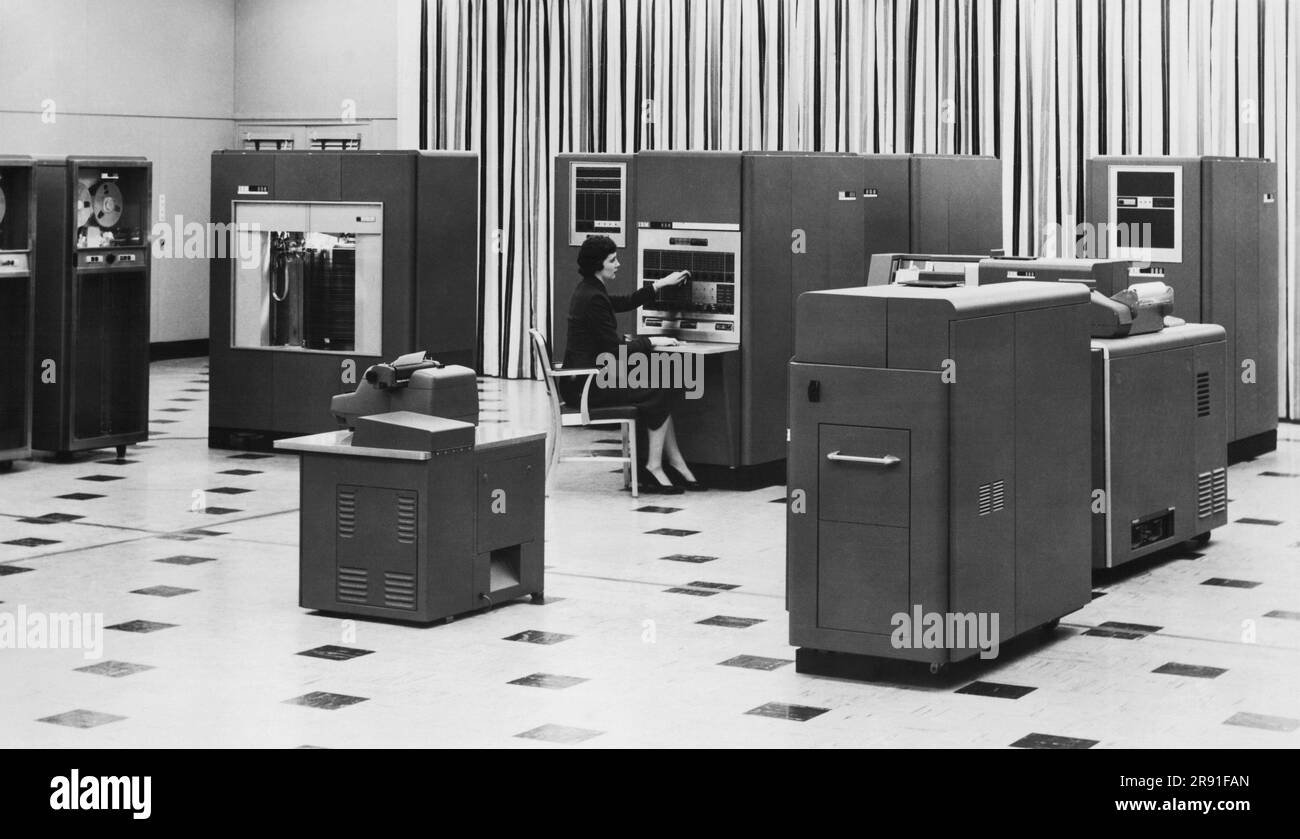 New York, New York, 1954 donna che usa una nuova IBM 650 Magnetic Drum Data Processing Machine in ufficio. Lavora al "cervello elettronico" mentre l'unità RAM IBM a sinistra ha una memoria di 6.000.000 cifre. Foto Stock