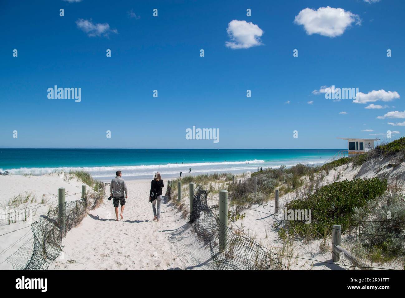 Due persone camminano fino alla spiaggia in una giornata perfetta vicino a Scarborough a Perth, Australia Foto Stock