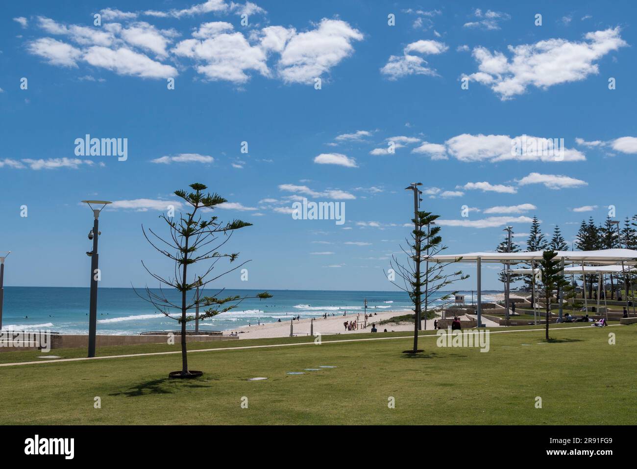 Vista di Scarborough Beach a Perth in una giornata perfetta nell'Australia Occidentale Foto Stock