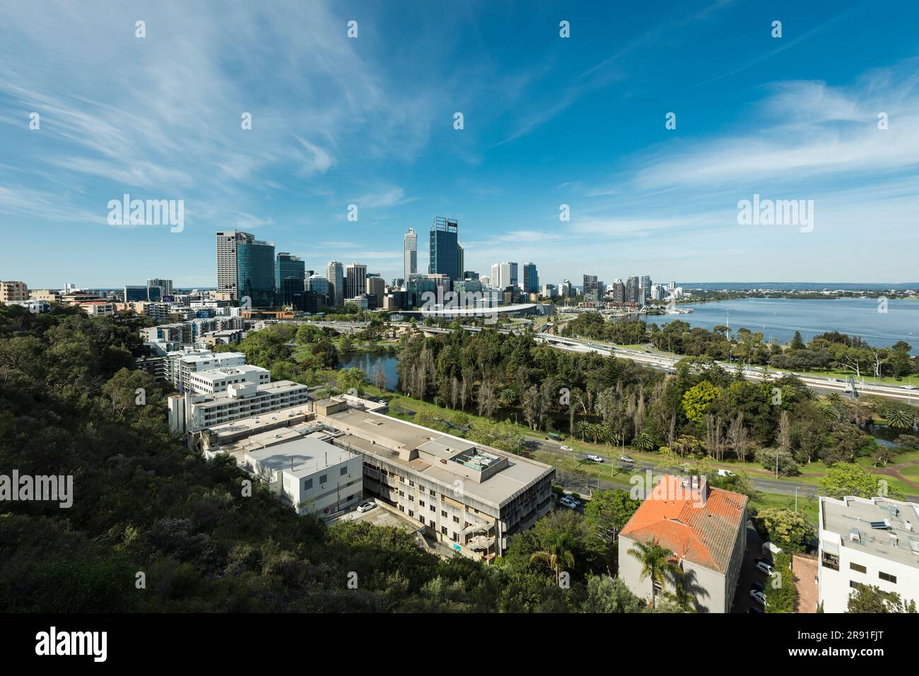 Una vista sopraelevata verso la città di Perth con altri edifici in primo piano nell'Australia Occidentale Foto Stock
