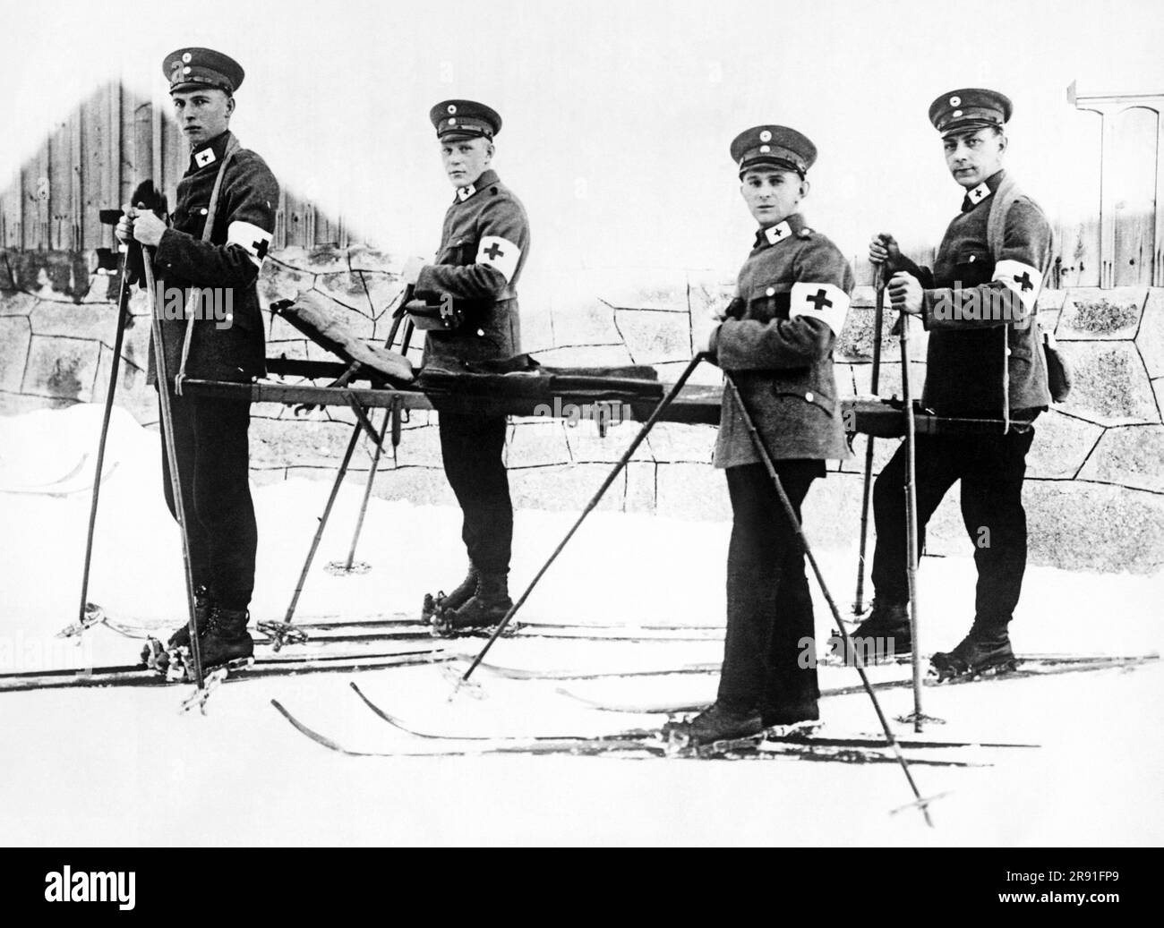 Vogtland, Germania: circa 1926 nevicate recenti hanno indotto la Croce Rossa a richiamare le sue riserve, di cui un quartetto è mostrato qui con la loro ambulanza portatile sugli sci. Foto Stock