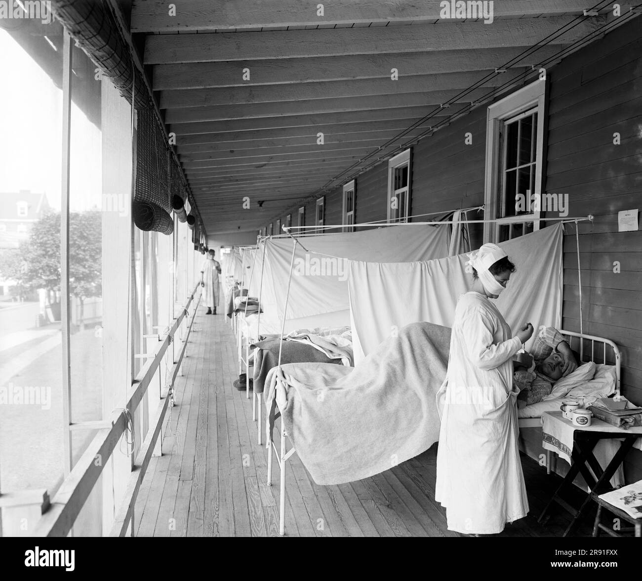 Washington, D.C.: c. 1918 Un infermiere che controlla un paziente presso il reparto influenza dell'ospedale Walter Reed durante la pandemia influenzale. Foto Stock