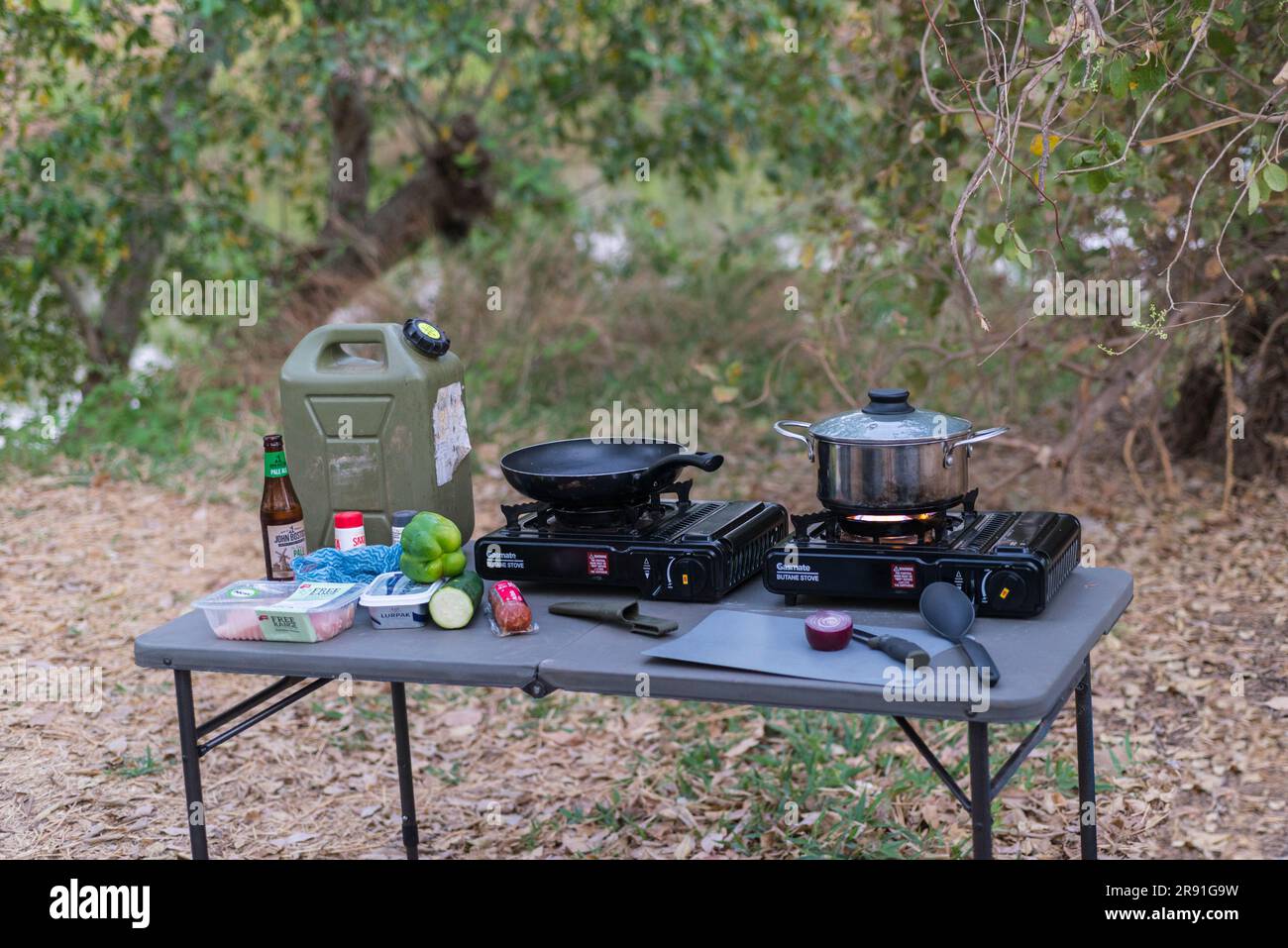 Un tavolo da campeggio con attrezzatura da cucina in un campeggio nell'Australia Occidentale Foto Stock