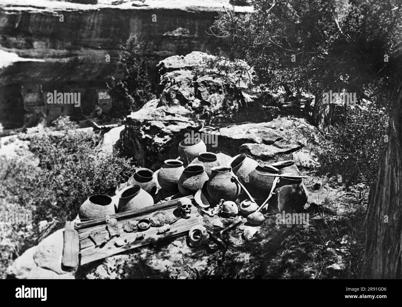 Mesa Verde National Park, Colorado: Settembre 1926 lo Smithsonian Institute sta trovando molte strane scoperte mentre esplorano la casa degli "abitanti delle scogliere" a Mesa Verde. Molti tipi di vasi d'acqua e altre forme di ceramica sono stati rinvenuti, il che indica un alto grado di intelligenza. Le esplorazioni continueranno nella speranza di saperne di più su questa strana razza che si ritiene abbia vissuto qui da 500 a 1.000 anni fa. Foto Stock