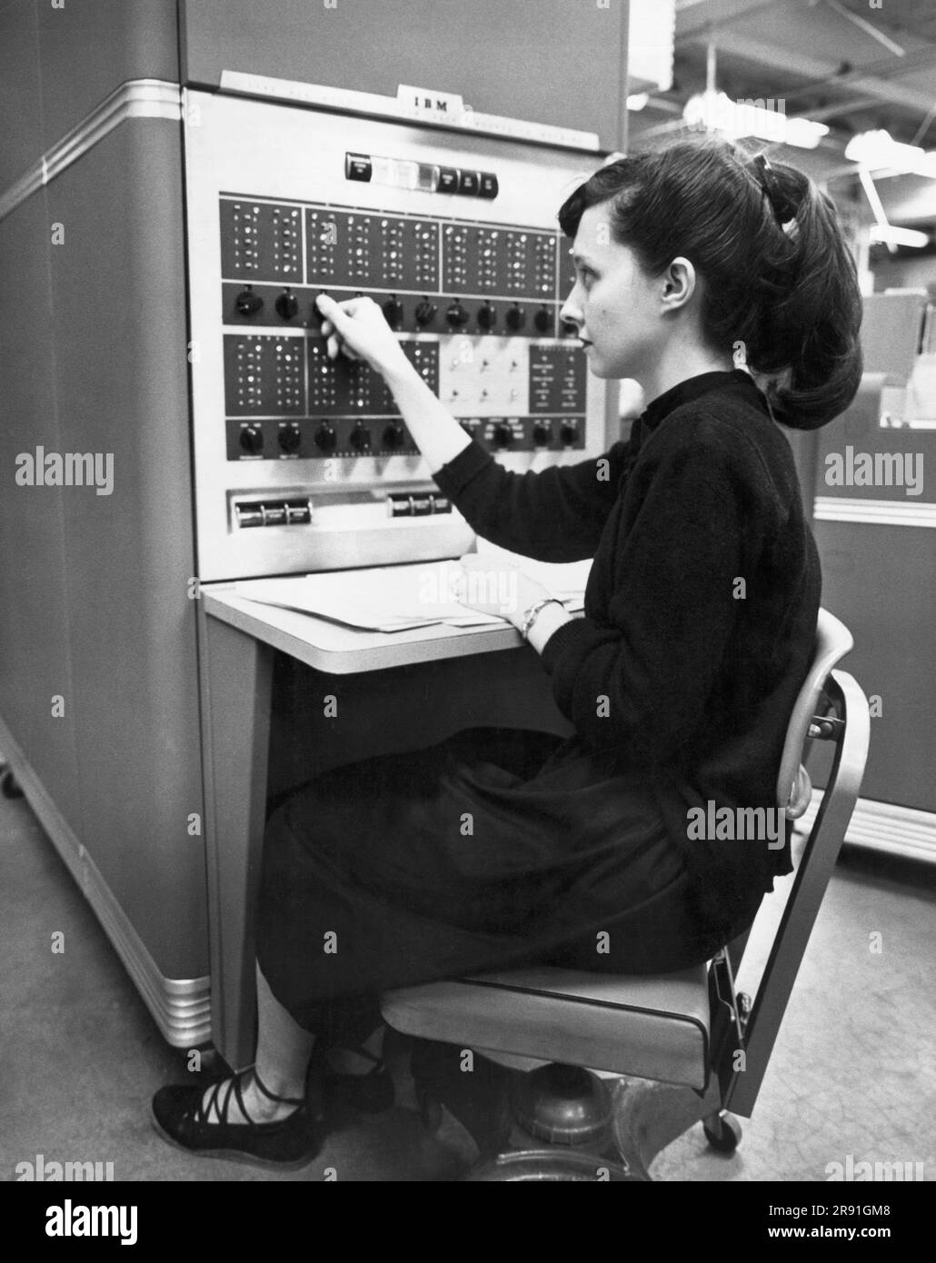 Marietta, Georgia: c. 1953 Una donna in un ufficio che utilizza una IBM 650 Magnetic Drum Data Processing Machine. Foto Stock