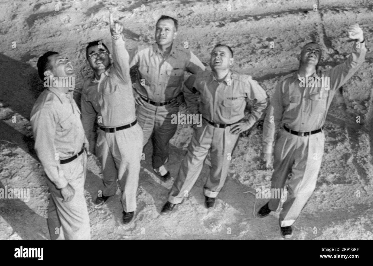 Las Vegas, Nevada: Luglio 1957 cinque ufficiali dell'Air Force dell'Air Defense Command saranno i primi umani a stare direttamente sotto la prima esplosione di un razzo atomico aria-aria lanciato da un aereo presso il Nevada test Site. La detonazione sarà sopra i 15.000 piedi. Foto Stock