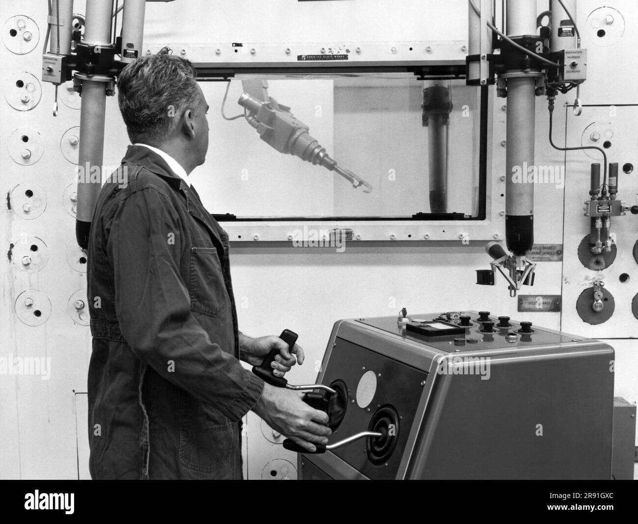 Quehanna, Pennsylvania, 1965 Un tecnico della Martin Company guarda attraverso una finestra spessa tre piedi mentre manipola uno strumento all'interno di una cella calda dove elaborano i radioisotopi per l'uso nei generatori atomici. Foto Stock
