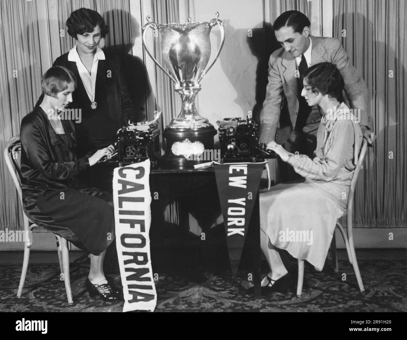 New York, New York: 16 ottobre 1926 i tipisti campioni di 35 stati gareggiano nel 21° Annual Typewriting Championship al National Business Show. Albert Tangora, campione del mondo professionista, si trova sulla destra. Foto Stock