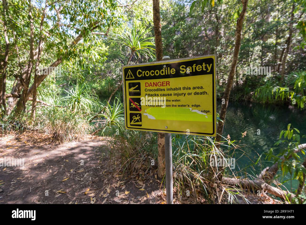 Un segnale di avvertimento per i viaggiatori sul pericolo di coccodrilli nell'acqua nel territorio del Nord in Australia Foto Stock