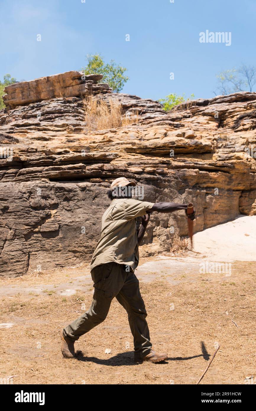 Una guida aborigena dimostra una tecnica di lancio della lancia nella Terra di Arnhem, nel territorio del Nord, in Australia Foto Stock