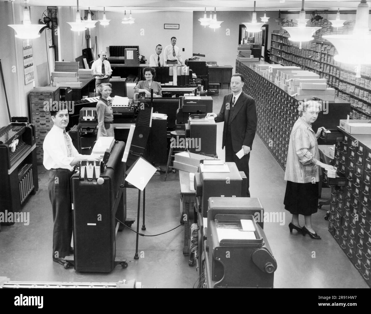 Cleveland, Ohio: 1958 The IBM Machine Room nel Transportation Department presso gli uffici della Erie Railroad. Foto Stock