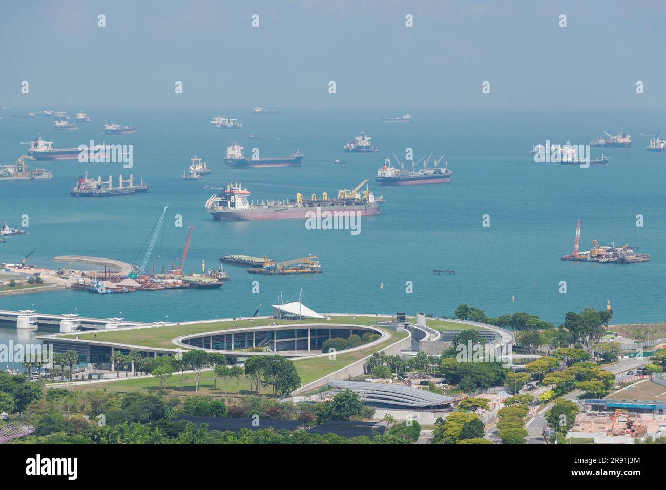 Le navi portacontainer aspettano offshore a Singapore Foto Stock