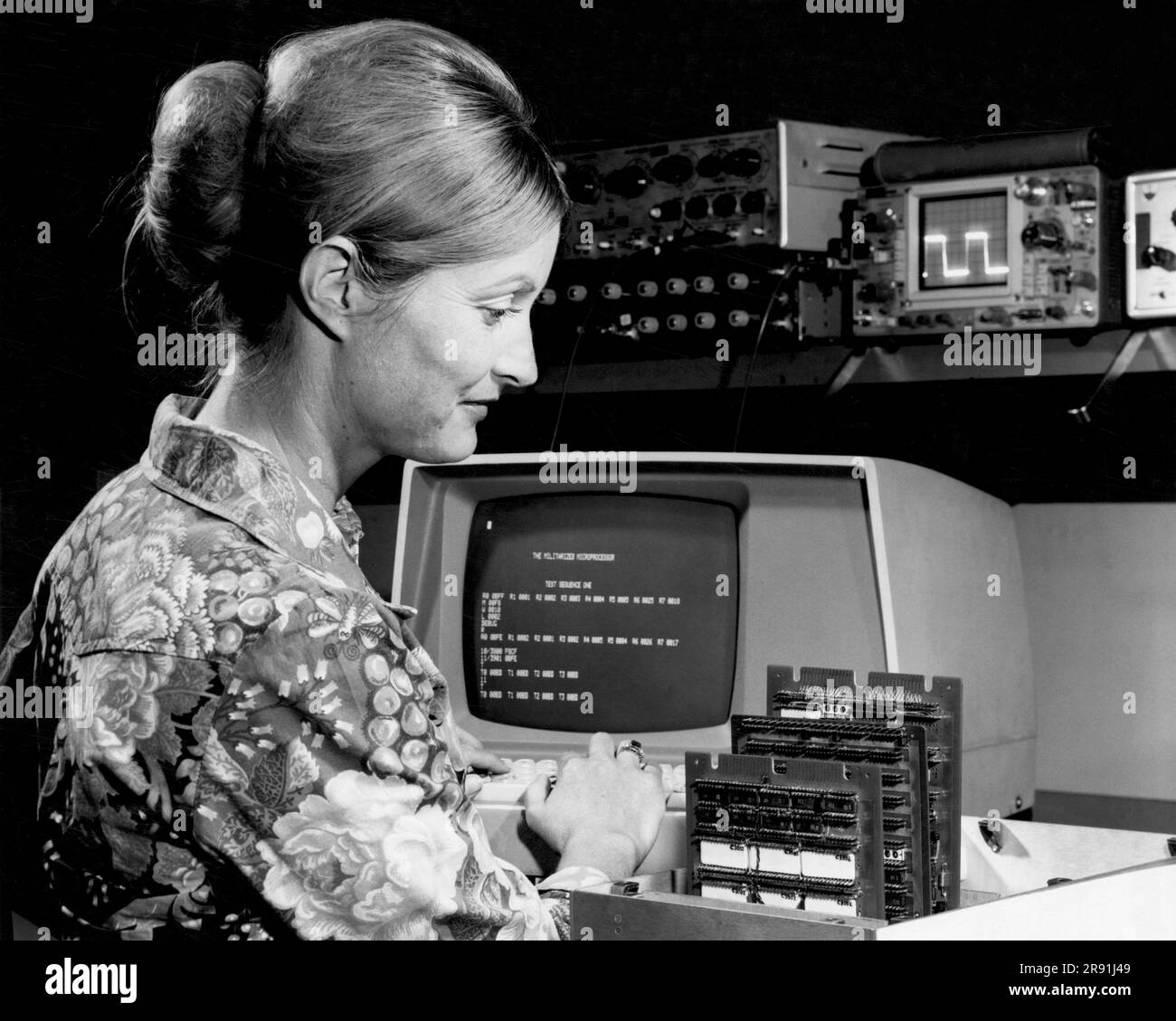 Los Angeles, California: Settembre 1975 Una donna ha testato un microcomputer con 16 circuiti Schottky LSI bipolari a due bit presso la Hughes Aircraft Company. Il computer offre una velocità di 500.000 operazioni al secondo con 64.000 parole di memoria. Foto Stock